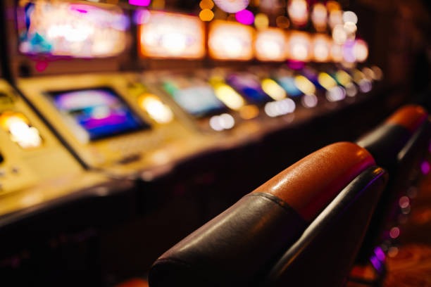 Live dealer conducting Infinite Blackjack on segarqq with multiple players visible